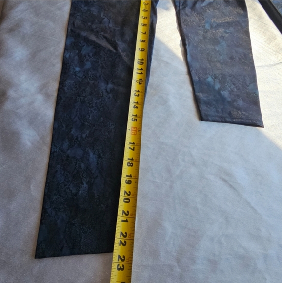 🆕 SPANX Booty Boost Active 7/8 Leggings Navy Reptile, Size M, NWT - Picture 9 of 15